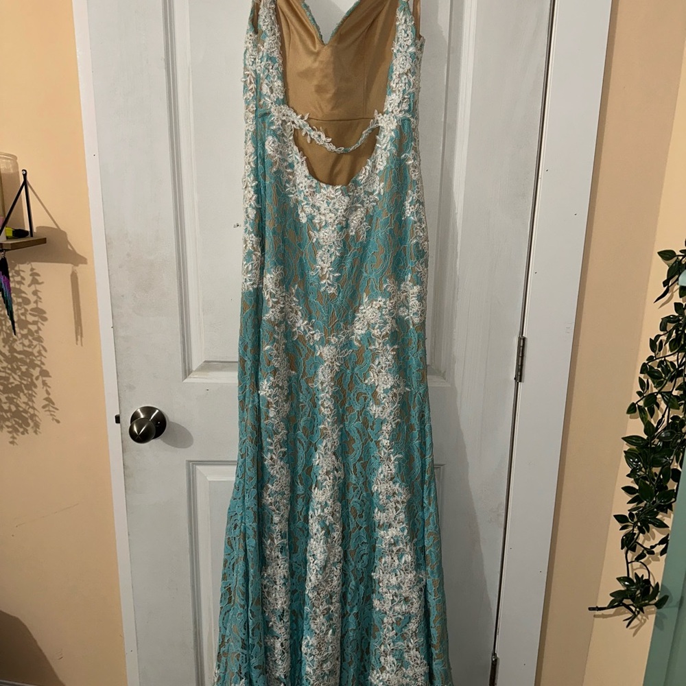 Elegant Lace Evening Gown - Picture 4 of 4